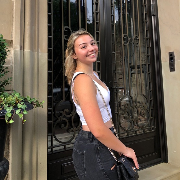 Meet your Posher, Nicole - Picture 1 of 2